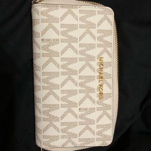 Michael kors wristlet